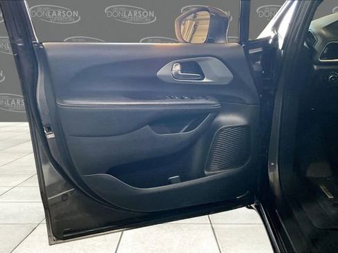 Used 2020 Chrysler Pacifica Touring w/ S Appearance Package image 11