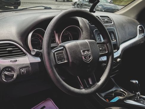 Used 2018 Dodge Journey SE w/ Blacktop Package FWD image 2