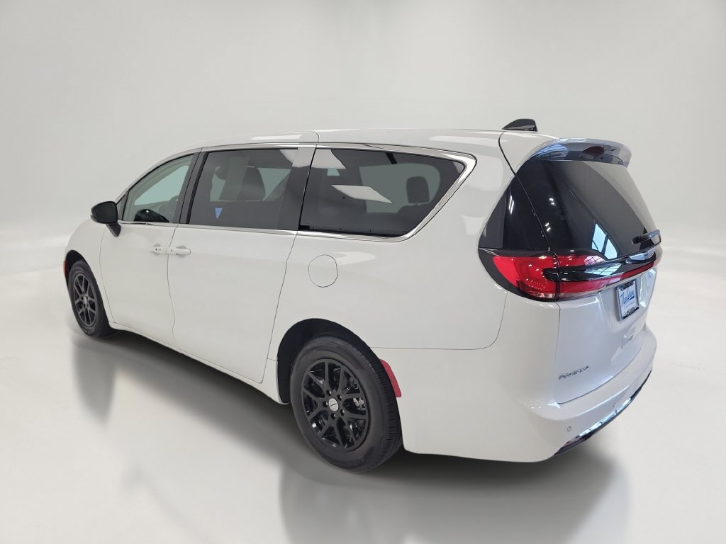 Used 2023 Chrysler Pacifica Touring-L FWD image 6