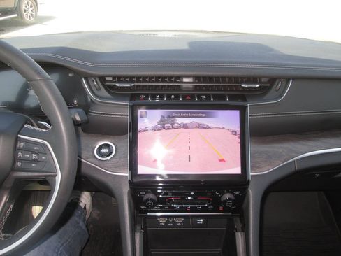Used 2023 Jeep Grand Cherokee Limited w/ Trailer Tow Prep Group (B) AWD/4WD image 12
