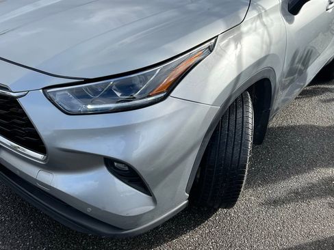 Used 2023 Toyota Highlander Limited image 3