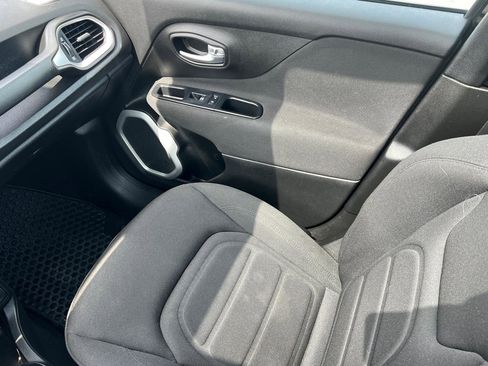 Used 2018 Jeep Renegade Latitude w/ Cold Weather Group AWD/4WD image 28