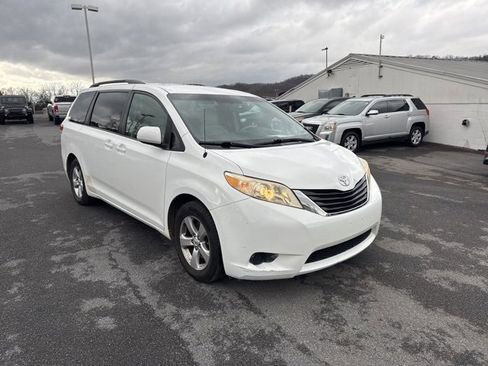 Used 2011 Toyota Sienna LE image 2