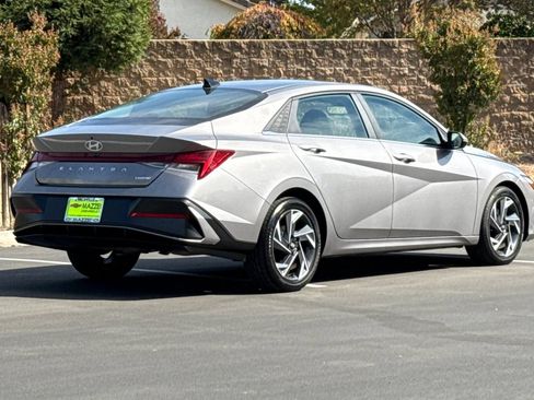 Used 2025 Hyundai Elantra Limited FWD image 11
