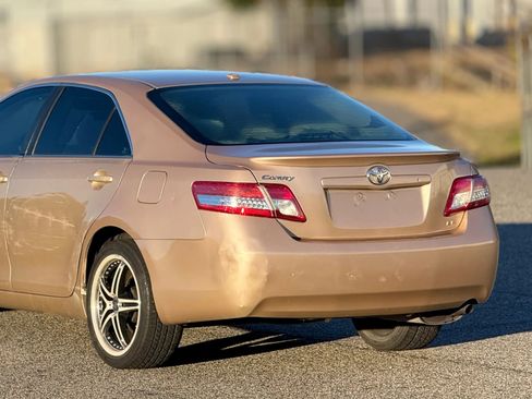 Used 2010 Toyota Camry image 16