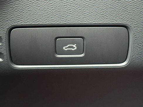 Certified 2023 Volvo XC40 Recharge Ultimate image 32