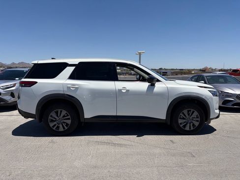 Used 2025 Nissan Pathfinder S FWD image 2
