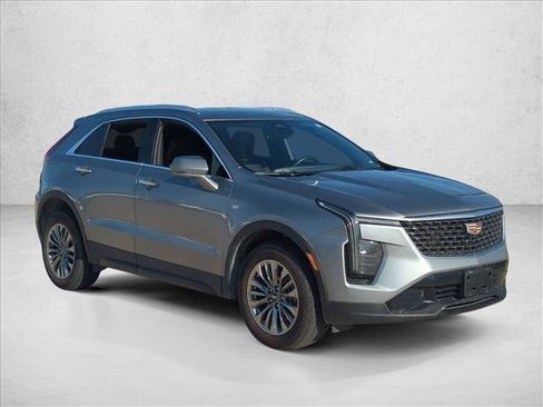 Used 2025 Cadillac XT4 Premium Luxury image 3