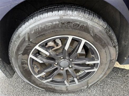 Used 2023 Kia Carnival LX image 16