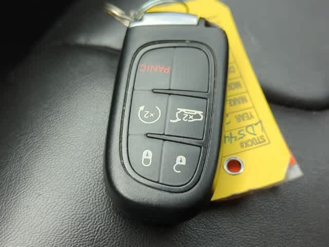 Certified 2020 Jeep Cherokee Latitude Plus w/ Cold Weather Group AWD/4WD image 34