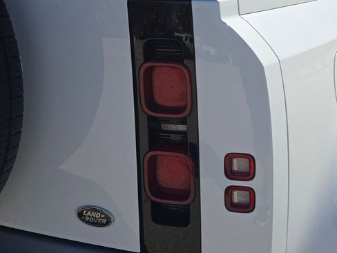 Used 2023 Land Rover Defender 110 SE image 13