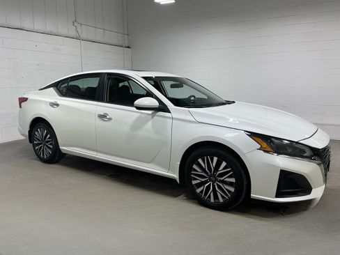 Used 2024 Nissan Altima 2.5 SV w/ SV Premium Package AWD/4WD image 2