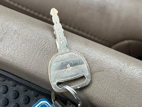 Used 2005 Chevrolet Silverado 1500 LT w/ Light Duty Power Package image 21