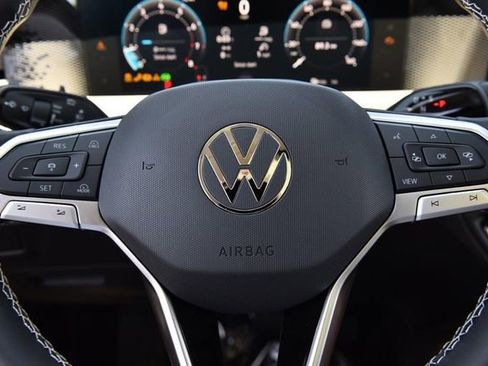 New 2026 Volkswagen Tiguan SE FWD image 18