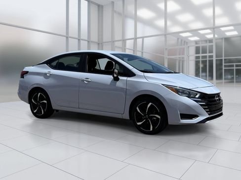 Used 2025 Nissan Versa SR FWD image 7