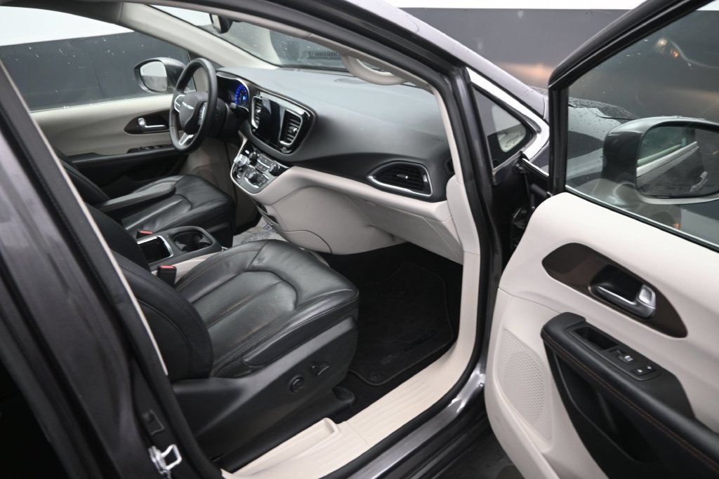 Used 2017 Chrysler Pacifica Touring-L Plus FWD image 10