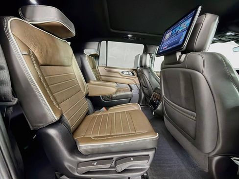 Used 2025 GMC Yukon XL Denali Ultimate AWD/4WD image 32