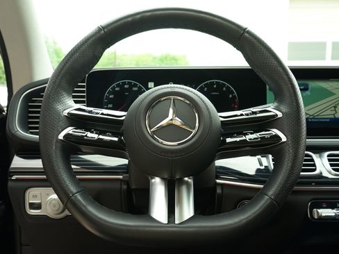 Used 2025 Mercedes-Benz GLS 450 4MATIC image 13