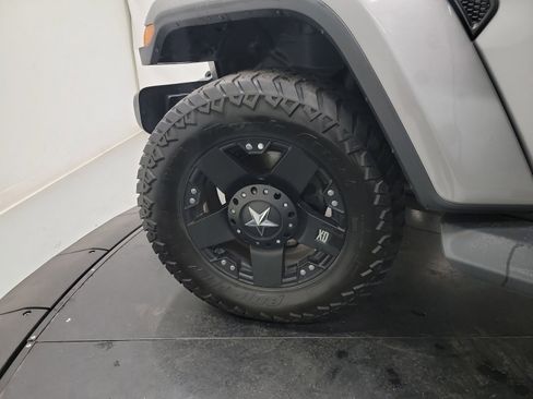 Used 2018 Jeep Wrangler Unlimited Sahara image 30