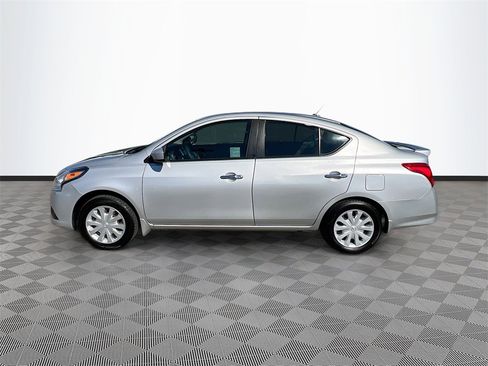 Used 2016 Nissan Versa SV image 4