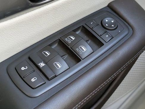 Used 2017 Chrysler Pacifica Touring-L w/ Tire & Wheel Group image 16