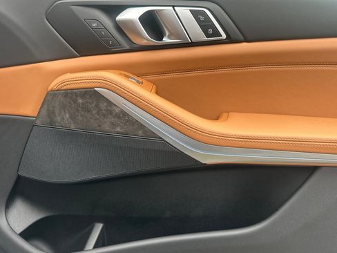 Certified 2025 BMW X7 xDrive40i w/ M Sport Package image 22