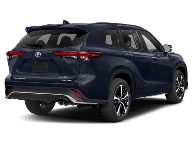Used 2022 Toyota Highlander XLE AWD/4WD image 2