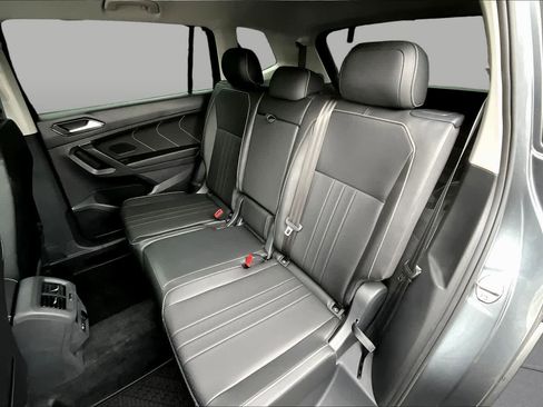 Used 2024 Volkswagen Tiguan SE FWD image 21
