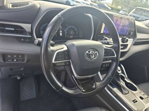 Used 2023 Toyota Highlander Limited image 26