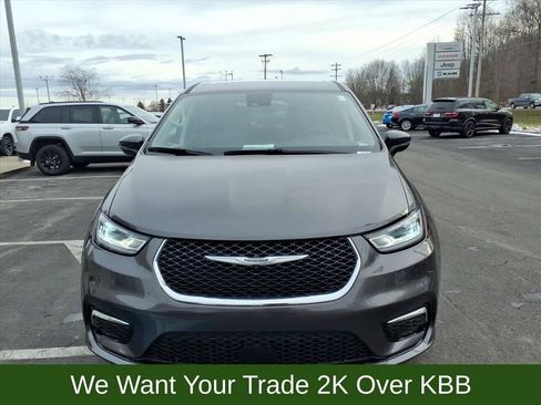 Used 2023 Chrysler Pacifica Touring-L image 3