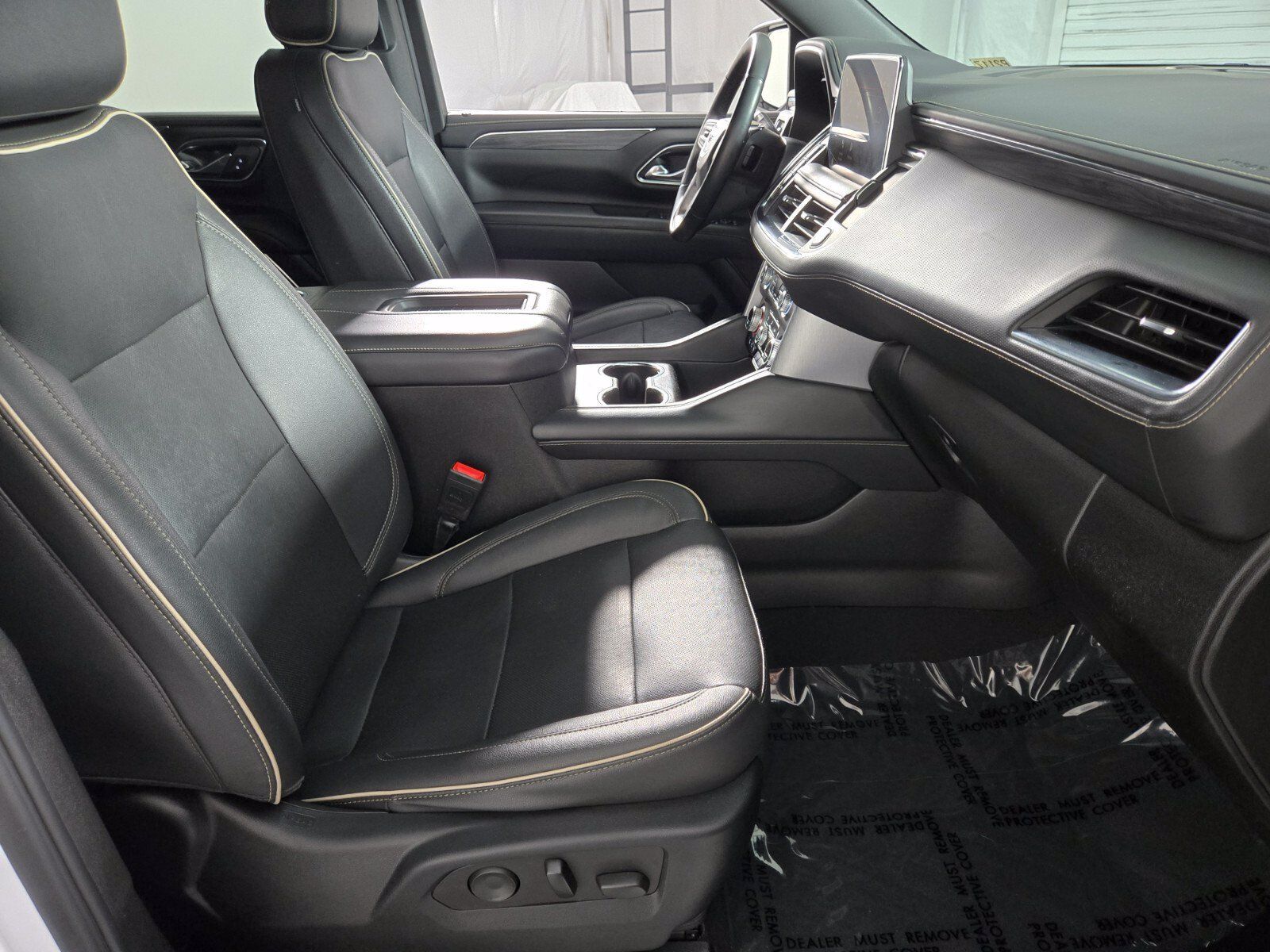 Used 2023 GMC Yukon SLT w/ SLT Luxury Package AWD/4WD image 3