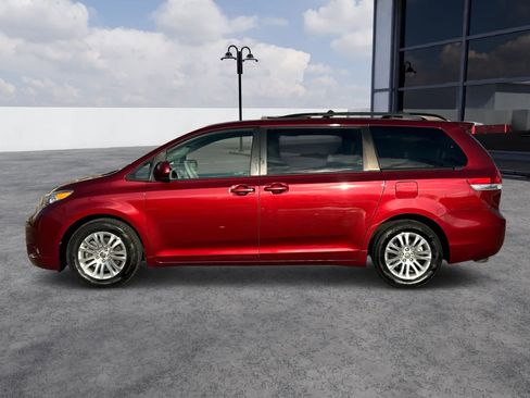 Used 2013 Toyota Sienna XLE image 5