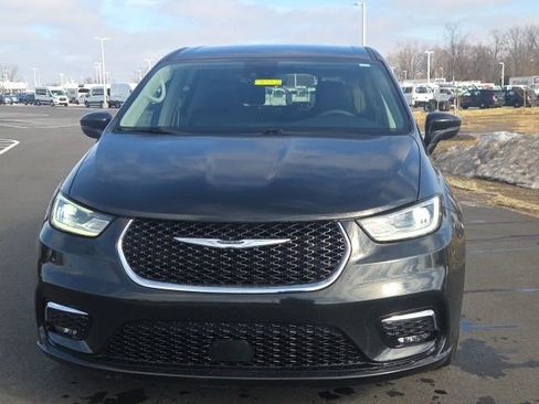 Used 2023 Chrysler Pacifica Touring-L image 18