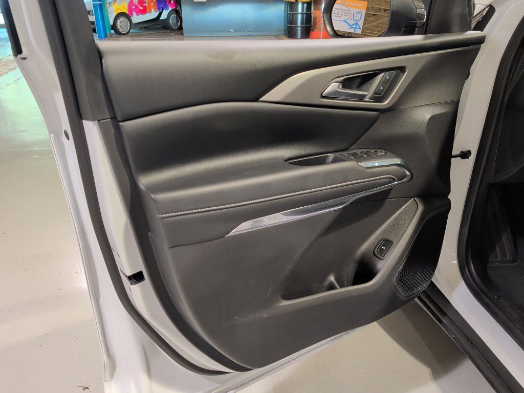Used 2026 Chevrolet Traverse LT FWD image 14
