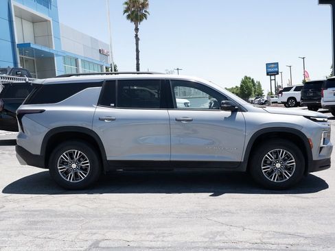 Used 2024 Chevrolet Traverse LT AWD/4WD image 4