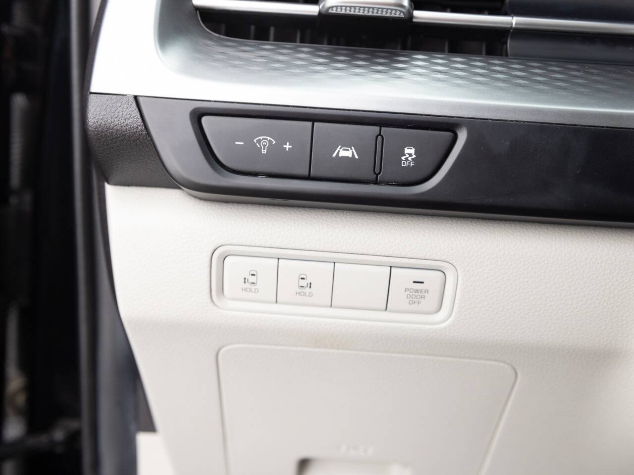 Used 2023 Kia Carnival LX FWD image 35