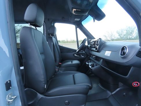 Used 2024 Mercedes-Benz Sprinter 2500 image 21