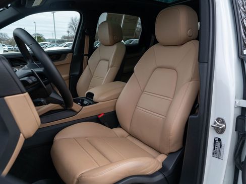 Certified 2024 Porsche Cayenne image 5