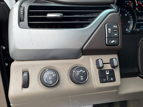 Used 2019 Chevrolet Tahoe LT w/ Luxury Package AWD/4WD image 17