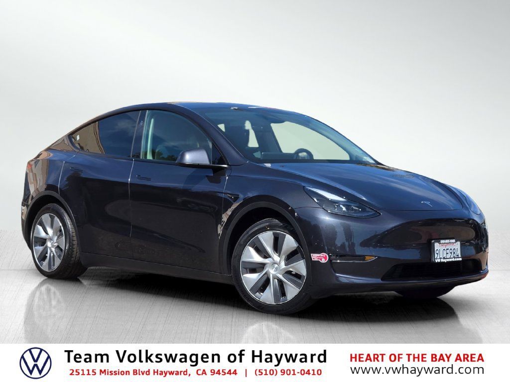 Used 2024 Tesla Model Y Long Range AWD/4WD image 1