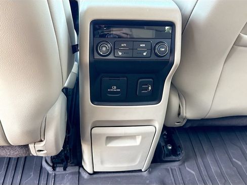 Used 2018 GMC Acadia Denali w/ Technology Package AWD/4WD image 32