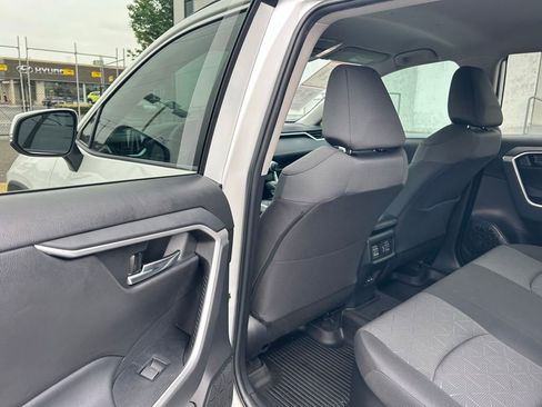 Used 2022 Toyota RAV4 XLE AWD/4WD image 13