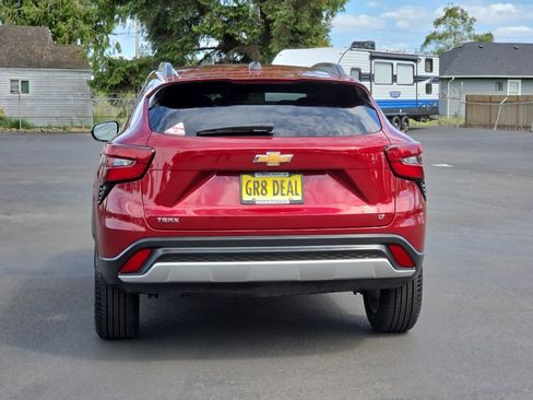 Certified 2025 Chevrolet Trax LT FWD image 8