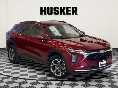 Used 2025 Chevrolet Trax LT FWD image 1