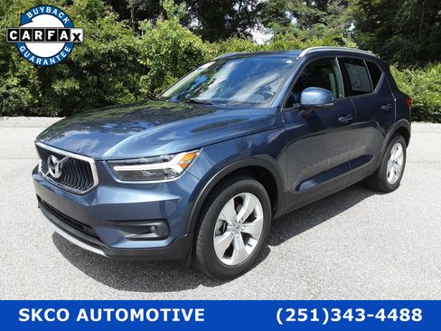 Used 2021 Volvo XC40 T4 Momentum image 1
