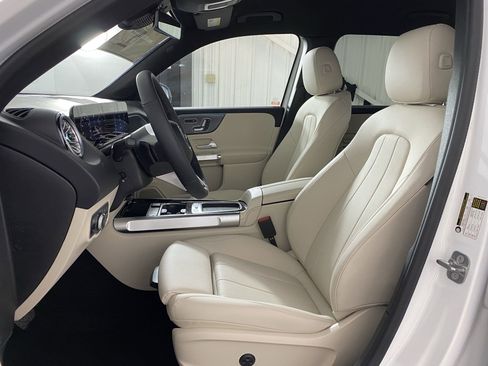 Used 2025 Mercedes-Benz GLB 250 4MATIC image 4