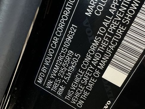 Used 2025 Volvo XC60 B5 Plus image 35