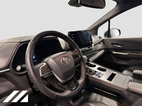 Used 2022 Toyota Sienna XSE image 9