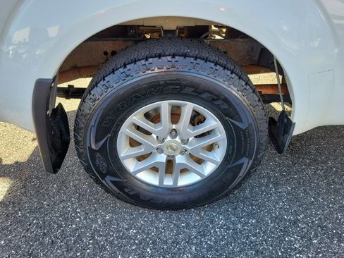 Used 2014 Nissan Frontier SV image 7