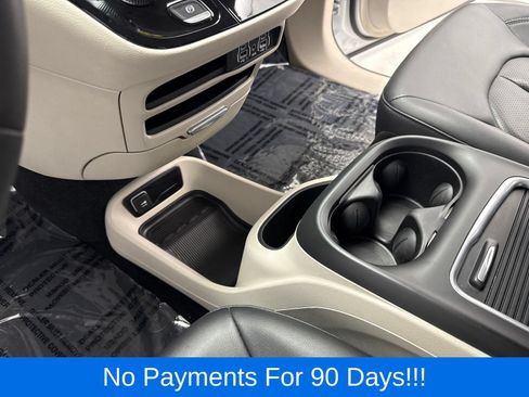 Used 2024 Chrysler Pacifica Touring-L FWD image 16